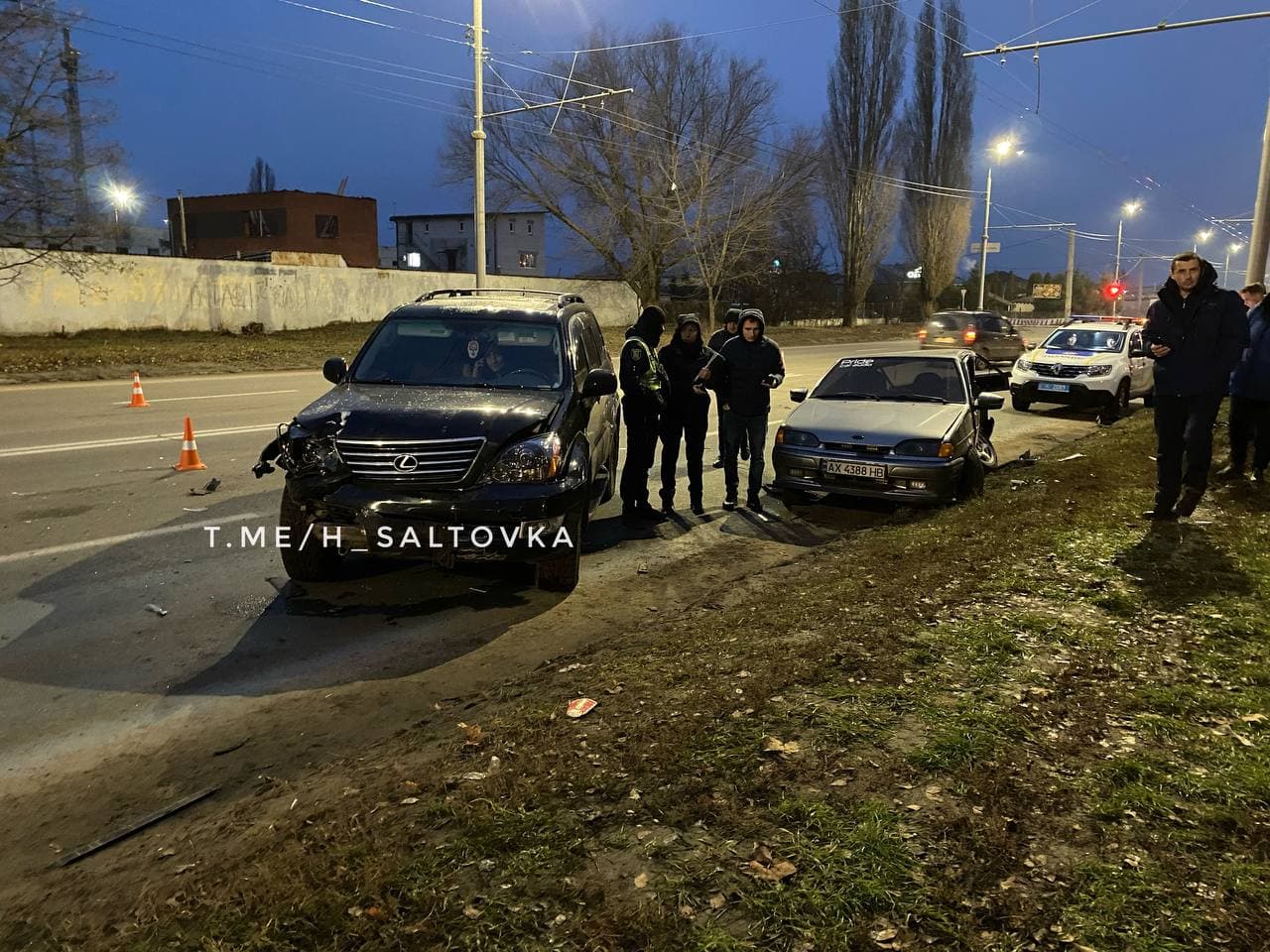 ДТП Харьков: Lexus врезался в Жигули на улице Леся Сердюка, водитель ВАЗа в больнице
